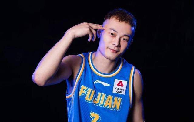 女生扒开尿口给男生捅